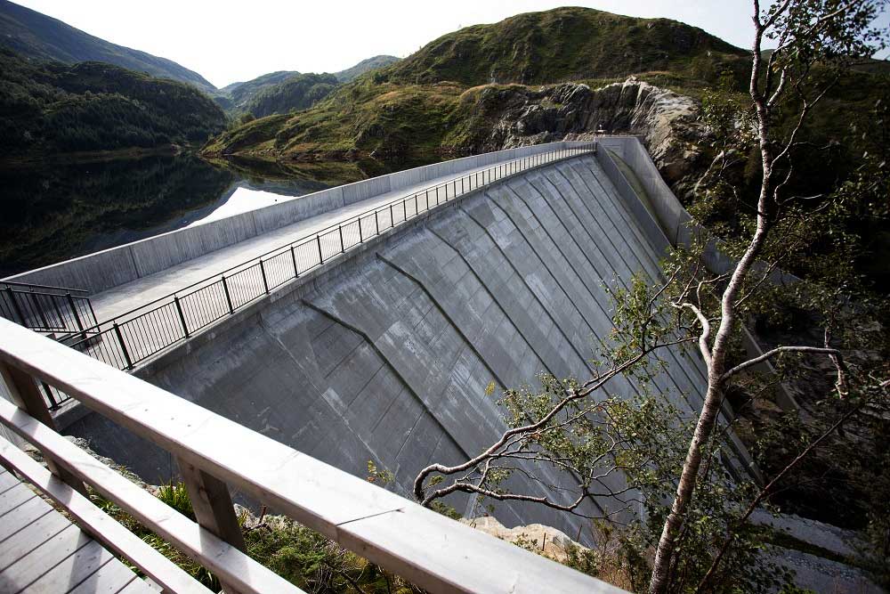 Dam in the middle of mountains